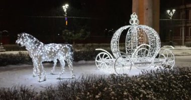 bir araba festivali ile atlar. Yeni Yıl sokak dekorasyonu