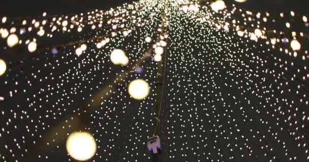 Nuove luci dell'anno. Illuminazione vacanze in città — Video Stock