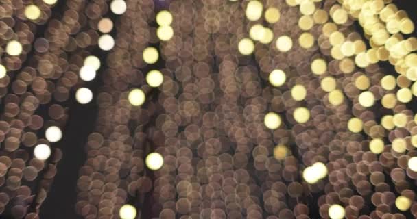 Feestelijke helder wazig bokeh. vage Kerstverlichting abstracte achtergrond — Stockvideo