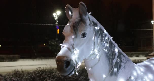 Horses with a carriage festoon. New Years street decoration — Stock Video