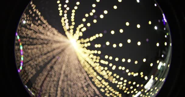 Ünnepi karácsonyi megvilágítások éjjel a parkban. optikai hatás körkörös halszem — Stock videók