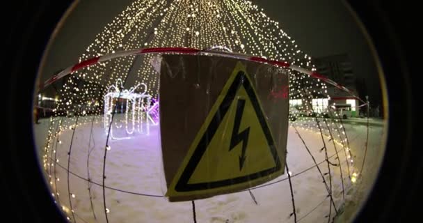 Hoogspannings plaat zachtjes feestelijke Kerstverlichting 's nachts in het Park. optische effect circulaire fisheye — Stockvideo