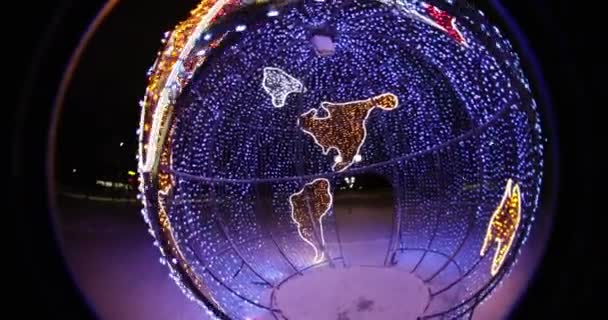 Iluminaciones navideñas festivas por la noche en el parque. efecto óptico Ojo de pez circular — Vídeo de stock