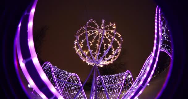 Iluminaciones navideñas festivas por la noche en el parque. efecto óptico Ojo de pez circular — Vídeo de stock