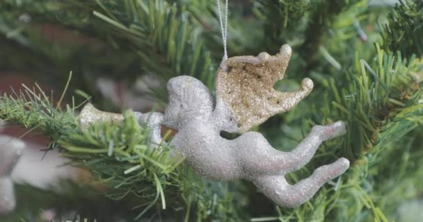Kerst decoratie engel op de takken van een kerstboom — Stockvideo