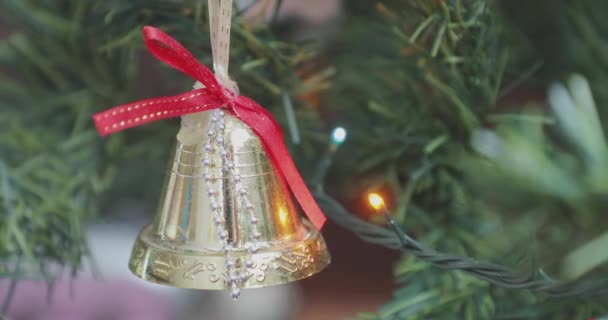 Goldene Glocke am Weihnachtsbaum in Nahaufnahme — Stockvideo