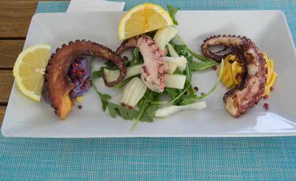 Comida bellamente servida en un plato de mariscos blancos en un restaurante — Foto de Stock