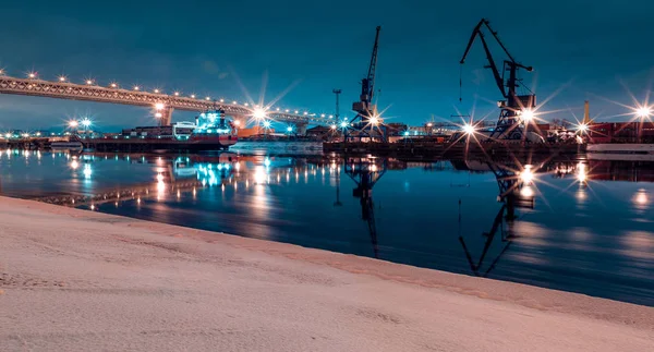 Zachodnia średnica dużej prędkości na wyspie Kanonersky w Sankt Petersburgu zimą wieczorem — Zdjęcie stockowe