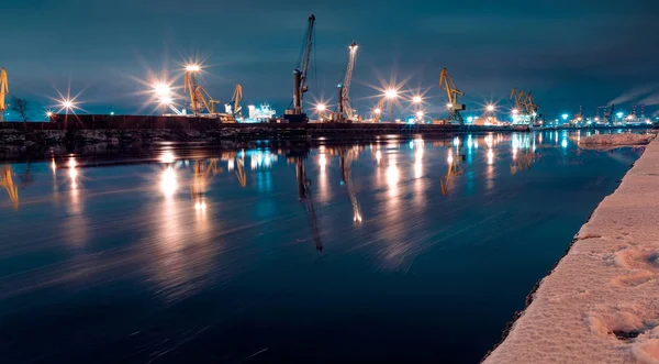 Western high speed diameter on Kanonersky Island in Saint Petersburg in the winter in the evening — Stock Photo, Image