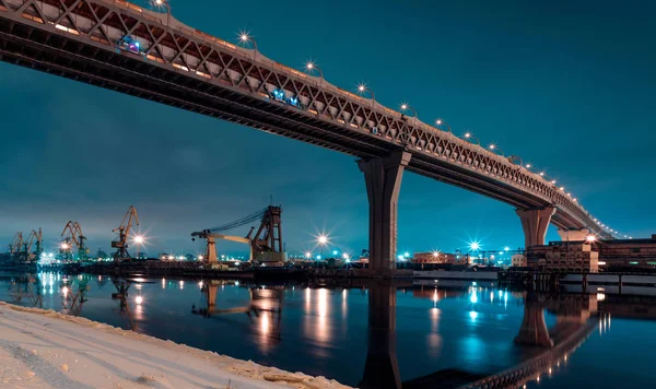Западный высокоскоростной диаметр на Канонерском острове в Санкт-Петербурге зимой вечером — стоковое фото