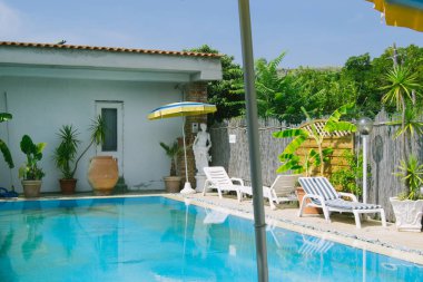 gün boyunca havuz dışında manzaralı otel odası