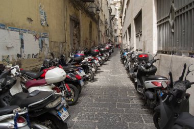 Ischia kentinde İtalyan caddesinde park birçok scooter