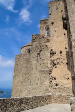 gündüz Ischia kentinde İtalya'nın mimarisi ve eski binaları