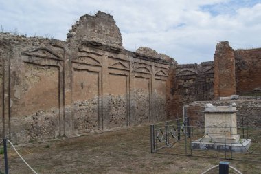 gündüz Ischia kentinde İtalya'nın mimarisi ve eski binaları