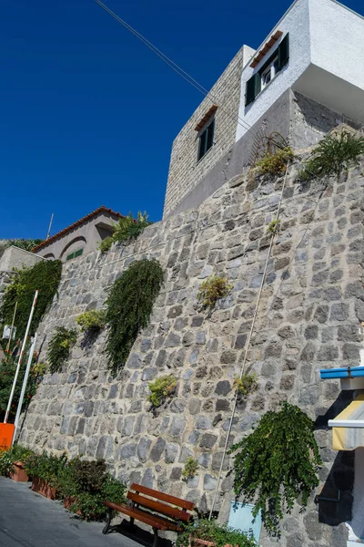 Mur de pierre d'un bâtiment construit dans la journée — Photo