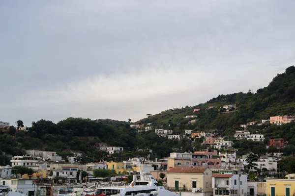 Maisons sur les collines à Ischia Italie en journée — Photo