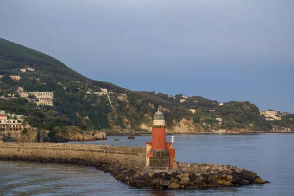 Mer et phare dans la journée Ischia Italie — Photo