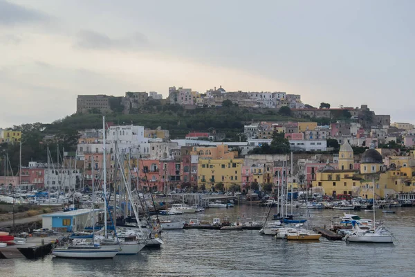 Mer et côte ainsi que des yachts et bateaux à Ischia Italie — Photo