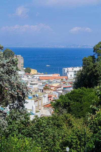 Huizen en hotels op de achtergrond van de zee en de blauwe lucht overdag — Stockfoto