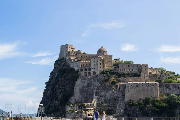 Bâtiment sur une colline contre un ciel bleu dans la journée — Photo