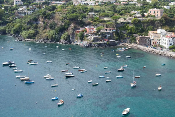 Mer et côte ainsi que des yachts et bateaux à Ischia Italie — Photo