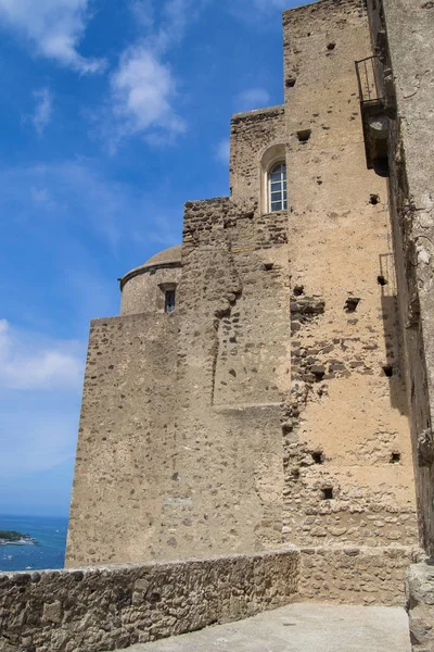 Arquitectura y edificios antiguos de Italia en la ciudad de Ischia durante el día — Foto de Stock