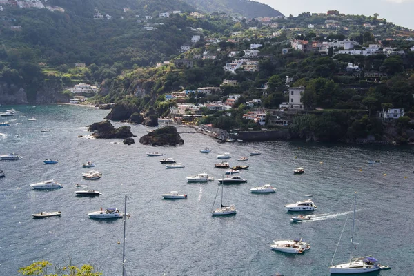 Mer et côte ainsi que des yachts et bateaux à Ischia Italie — Photo