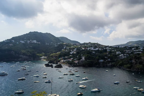 Mer et côte ainsi que des yachts et bateaux à Ischia Italie — Photo