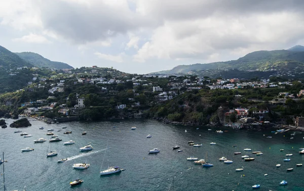 Mer et côte ainsi que des yachts et bateaux à Ischia Italie — Photo