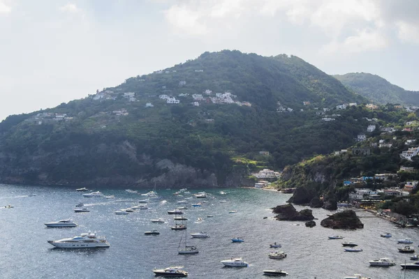 Mer et côte ainsi que des yachts et bateaux à Ischia Italie — Photo