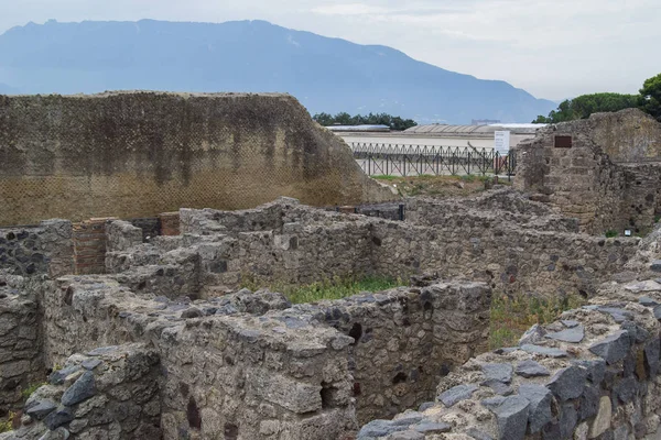 Arquitectura y edificios antiguos de Italia en la ciudad de Ischia durante el día —  Fotos de Stock