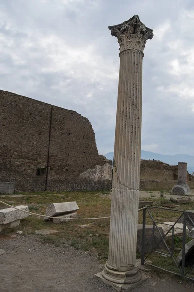 Arquitectura y edificios antiguos de Italia en la ciudad de Ischia durante el día —  Fotos de Stock