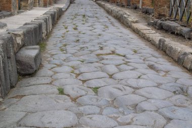 eski yürüyüş yolu gündüz taşlarla döşenmiş