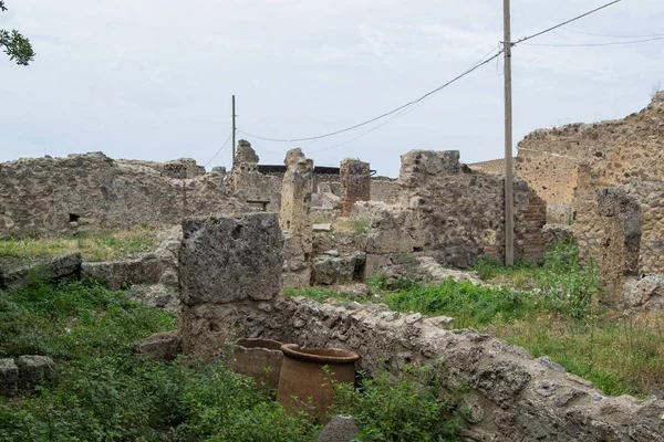 Arquitectura y edificios antiguos de Italia en la ciudad de Ischia durante el día —  Fotos de Stock