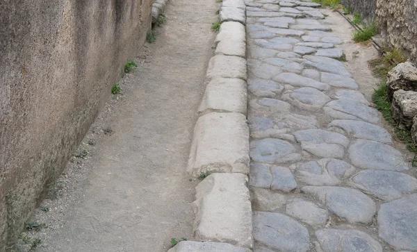 Viejo sendero pavimentado con piedras durante el día —  Fotos de Stock