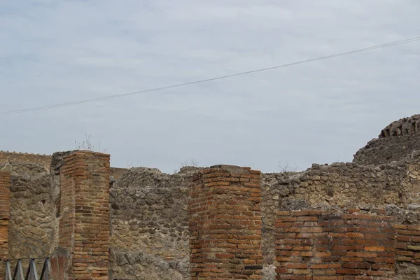 Arquitectura y edificios antiguos de Italia en la ciudad de Ischia durante el día —  Fotos de Stock