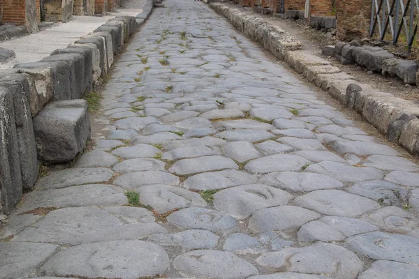 Viejo sendero pavimentado con piedras durante el día —  Fotos de Stock