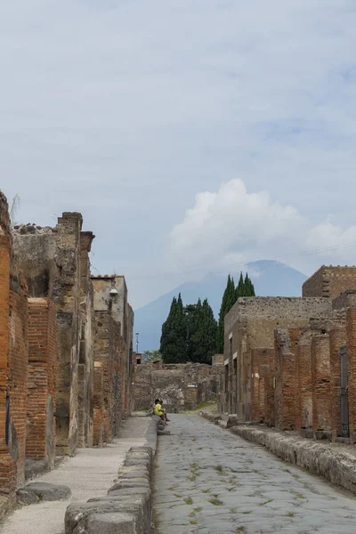 Arkitektur och gamla byggnader i Italien i staden Ischia på dagtid — Stockfoto