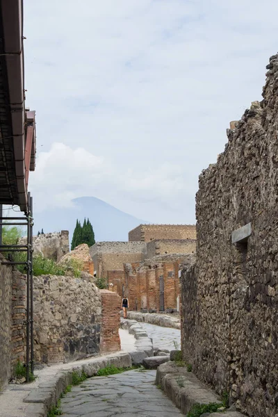 Arquitectura y edificios antiguos de Italia en la ciudad de Ischia durante el día —  Fotos de Stock