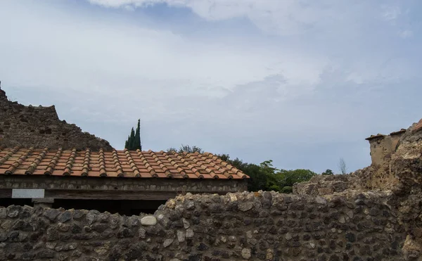 Arquitectura y edificios antiguos de Italia en la ciudad de Ischia durante el día —  Fotos de Stock