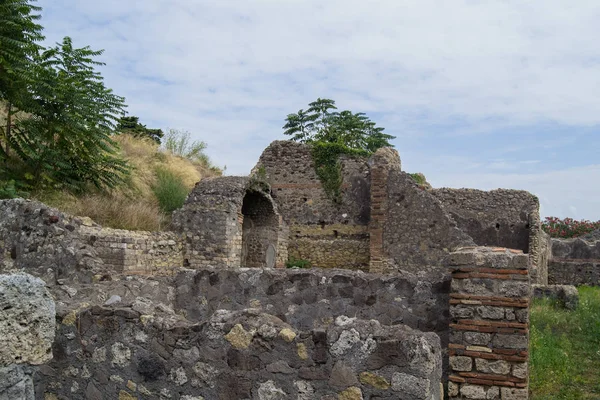 Arquitectura y edificios antiguos de Italia en la ciudad de Ischia durante el día —  Fotos de Stock