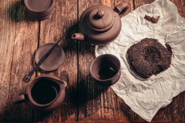 Çin çay seti ve eski bir ahşap masa üzerinde yixing kil yapılmış aksesuarlar