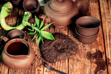 Çin çay seti ve eski bir ahşap masa üzerinde yixing kil yapılmış aksesuarlar