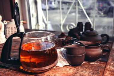 Çin çay seti ve eski bir ahşap masa üzerinde yixing kil yapılmış aksesuarlar