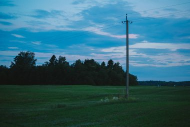 gökyüzü ve bulutlara karşı alanında elektrik desteği