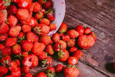 beyaz bir kova dan serpilir doğal ve taze çilek
