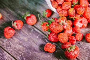 beyaz bir kova dan serpilir doğal ve taze çilek