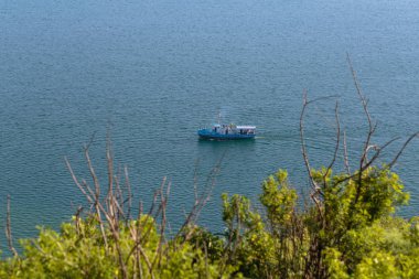 yukarıdan deniz manzaralı motorlu modern tekne