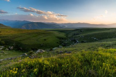 yeşil tepeler ve dağlar ve bulutlar manzara