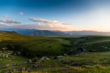 yeşil tepeler ve dağlar ve bulutlar manzara
